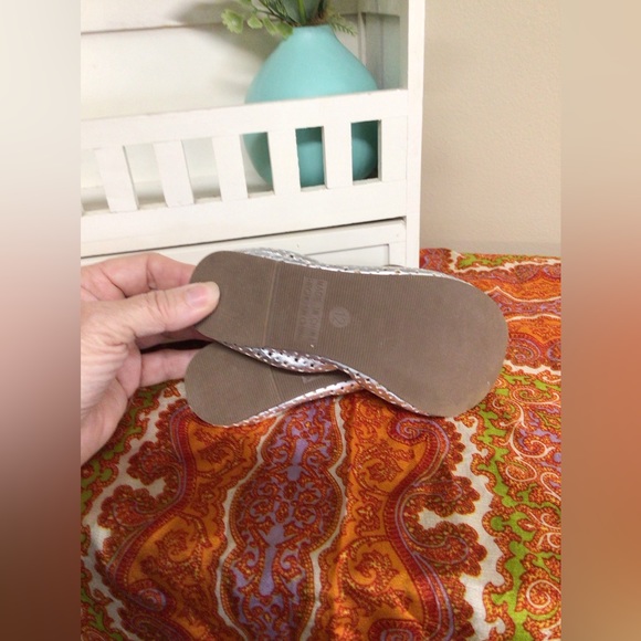 NWT Old Navy Girls Ballet Style Slip On Shoes Metallic Silver Size 12 M - Picture 2 of 10